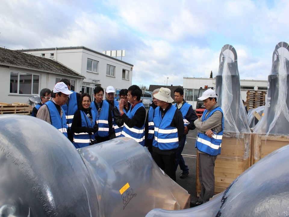 Kiem tra thiet bi bom tai Duc.jpg